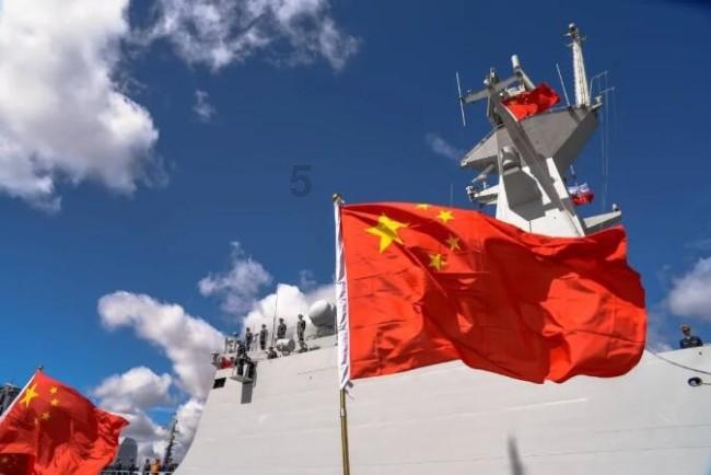 唐艺昕嫁给张若昀被宠成公主,一身宝蓝色连衣裙宛若人间水蜜桃